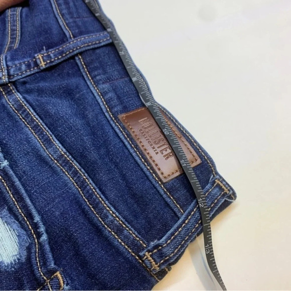 Curvy Ultra High-Rise Ripped White Denim Mom Shorts hollister - Picture 11 of 11